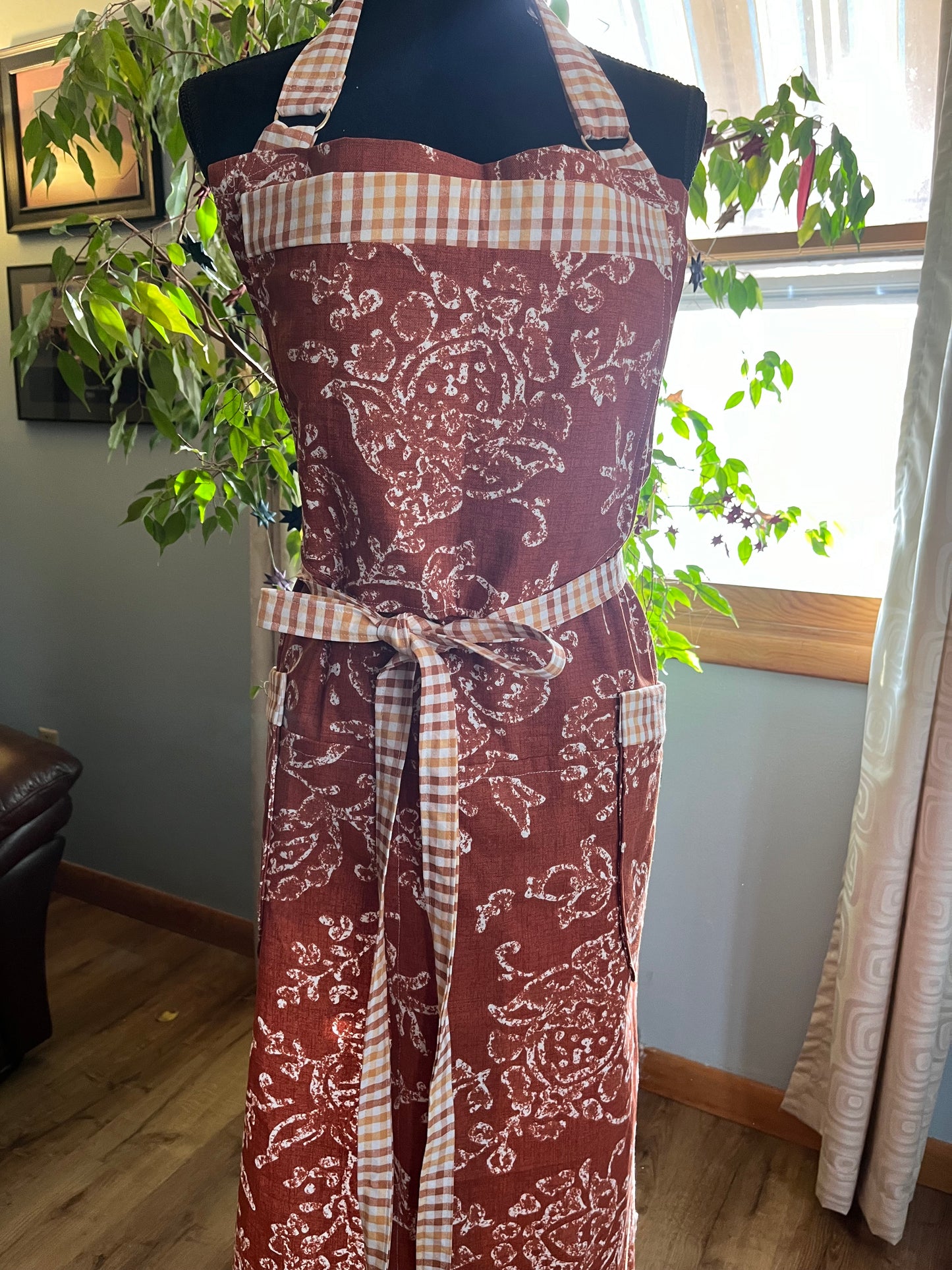 Plus-sized Split leg Pottery Apron - Rust and White Floral, rust/orange gingham trim