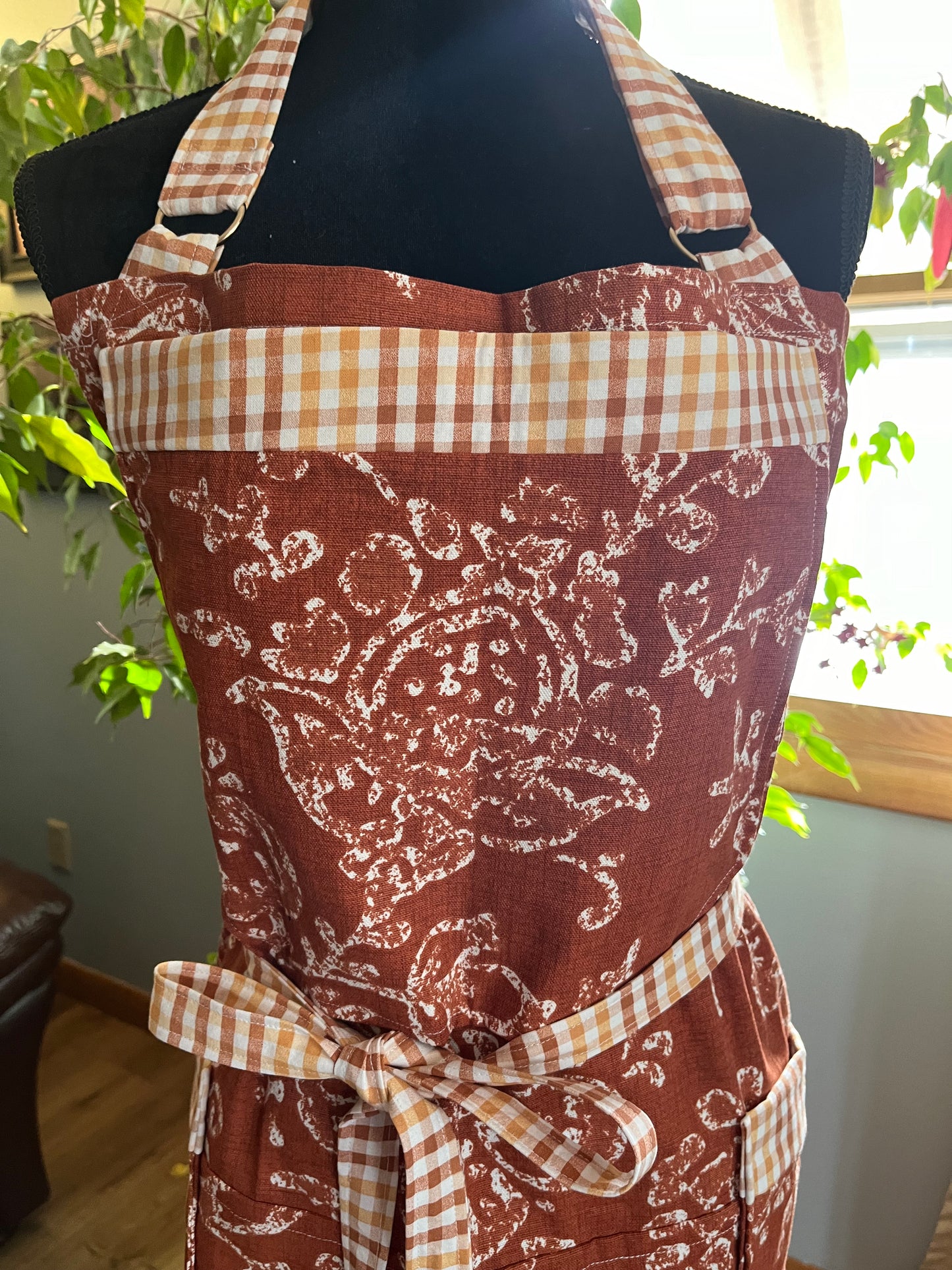 Plus-sized Split leg Pottery Apron - Rust and White Floral, rust/orange gingham trim